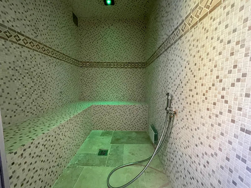 Hammam en mosaïque réalisé par RG Plomberie