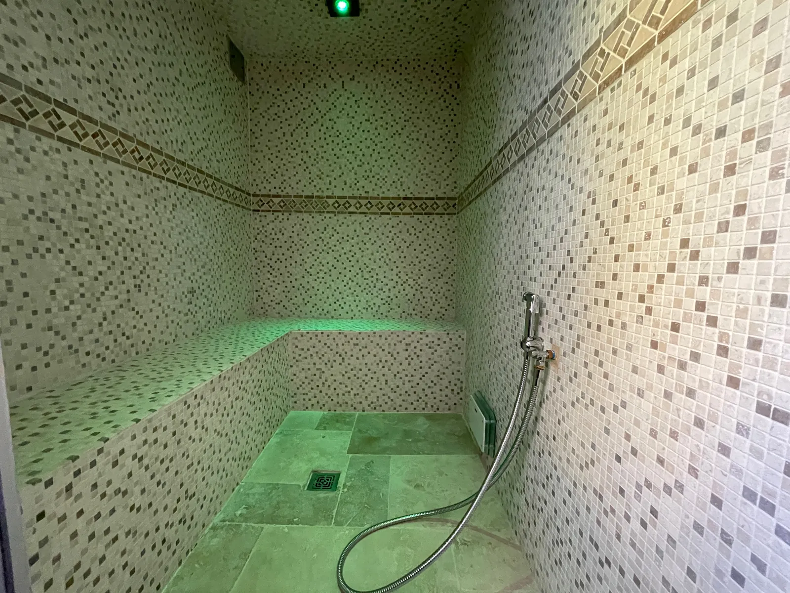Hammam en mosaïque réalisé par RG Plomberie