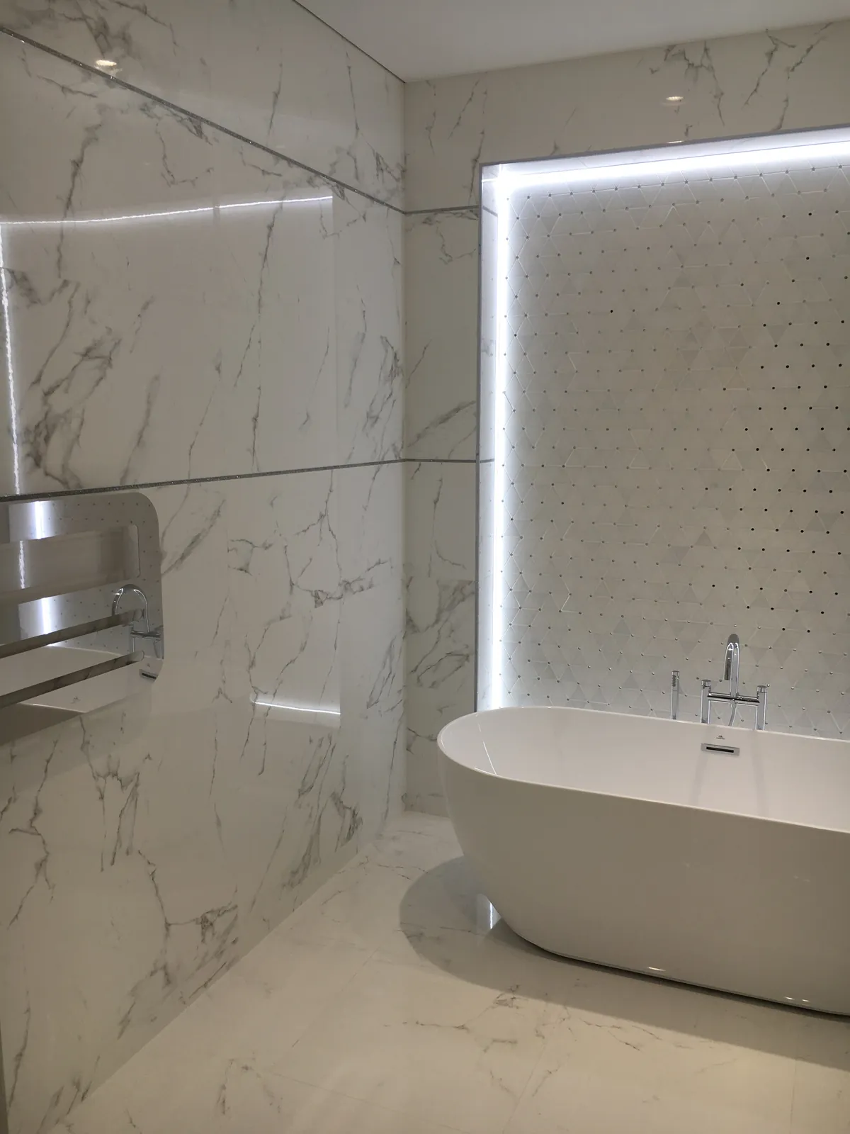 Salle de bains effet marbre réalisée par RG Plomberie