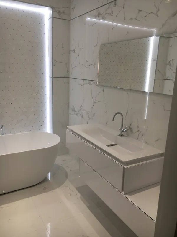 Salle de bains avec meuble vasque suspendu, réalisée par RG Plomberie