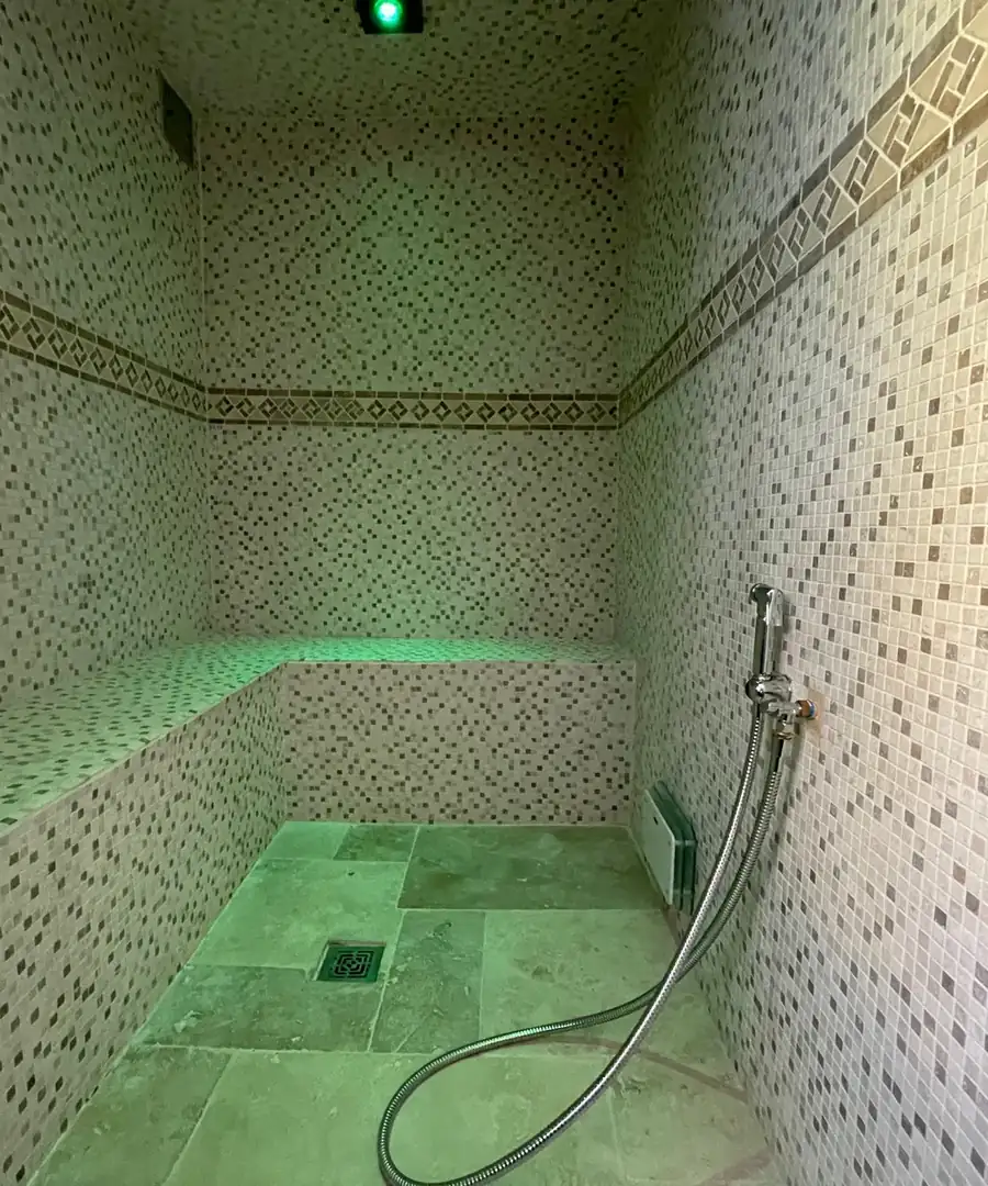 Hammam en mosaïque avec banquette carrelée, réalisé par RG Plomberie