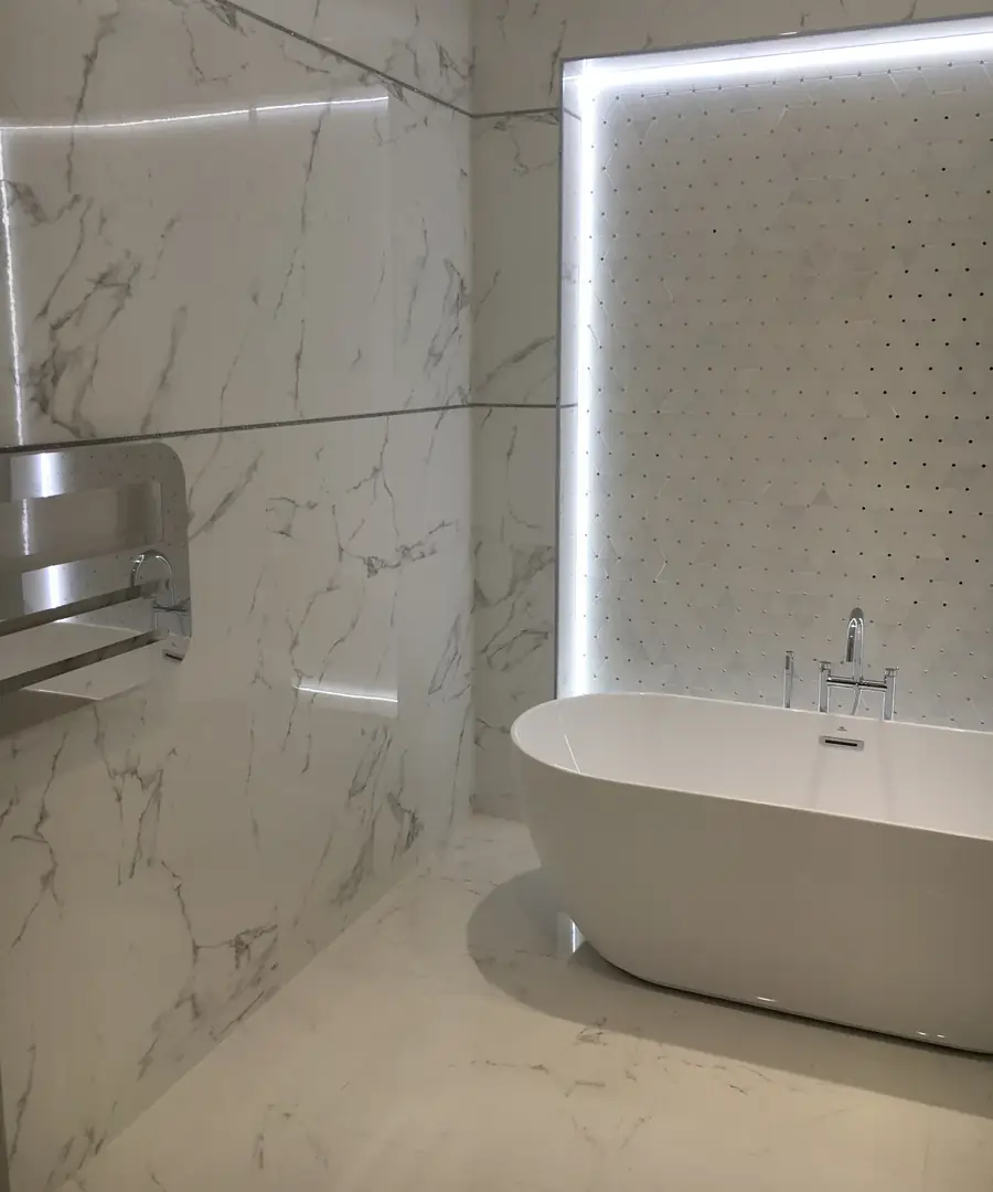 Salle de bains effet marbre avec baignoire îlot, réalisée par RG Plomberie