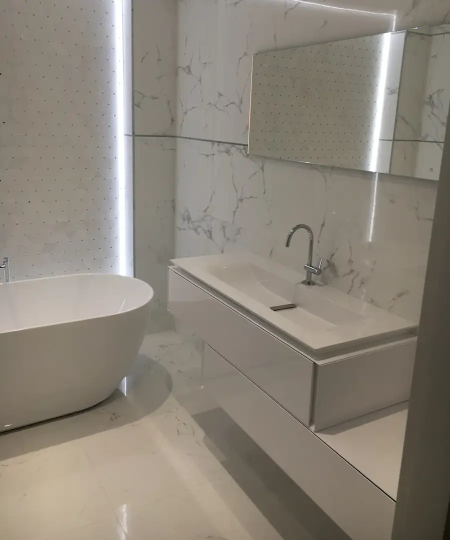 Meuble vasque suspendu et baignoire îlot, réalisés par RG Plomberie