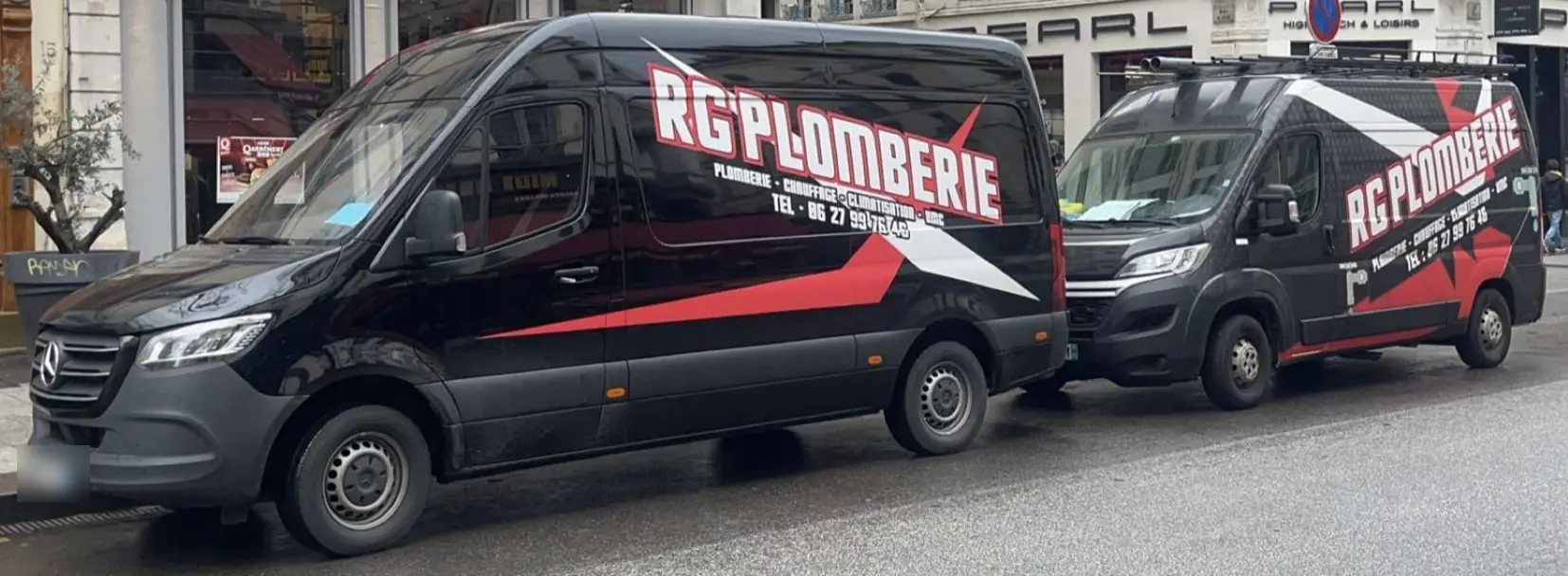 Les deux camions utilitaires de RG Plomberie