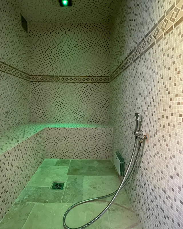 Douche hammam en mosaïque, réalisée par RG Plomberie