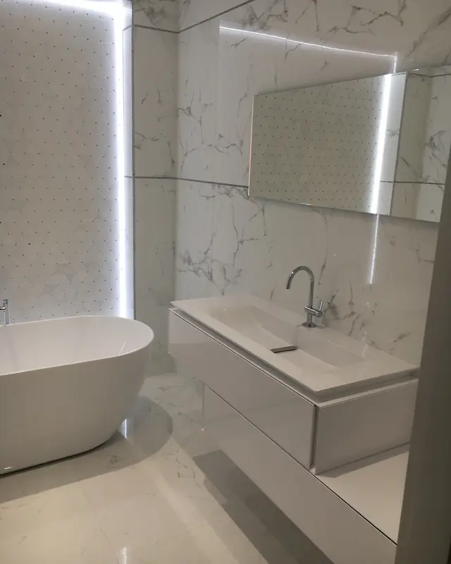 Meuble vasque et miroir lumineux, réalisés par RG Plomberie